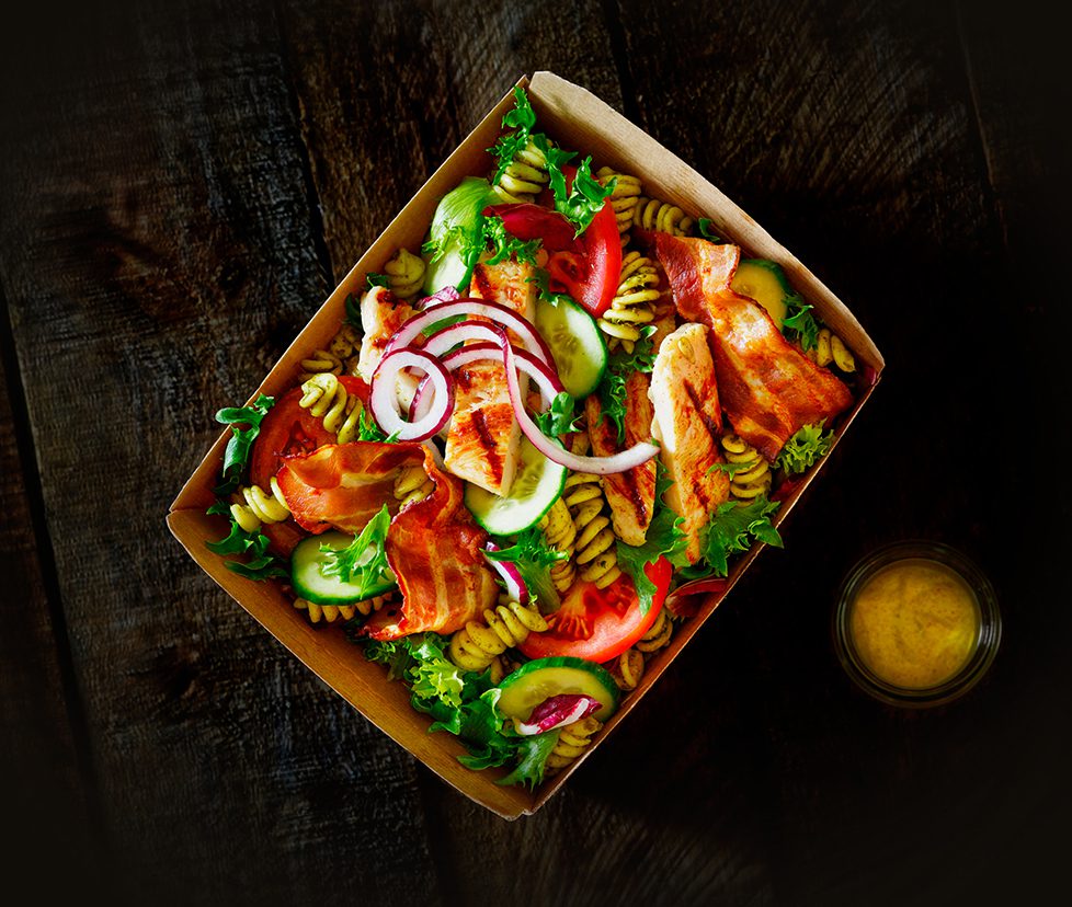 Frisk pastasalat med kylling og bacon