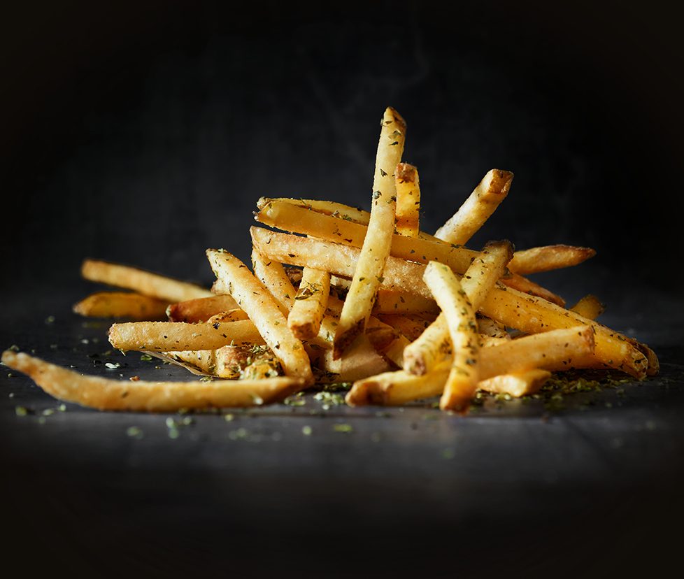 Sprøde pommes frites med krydderier og urter