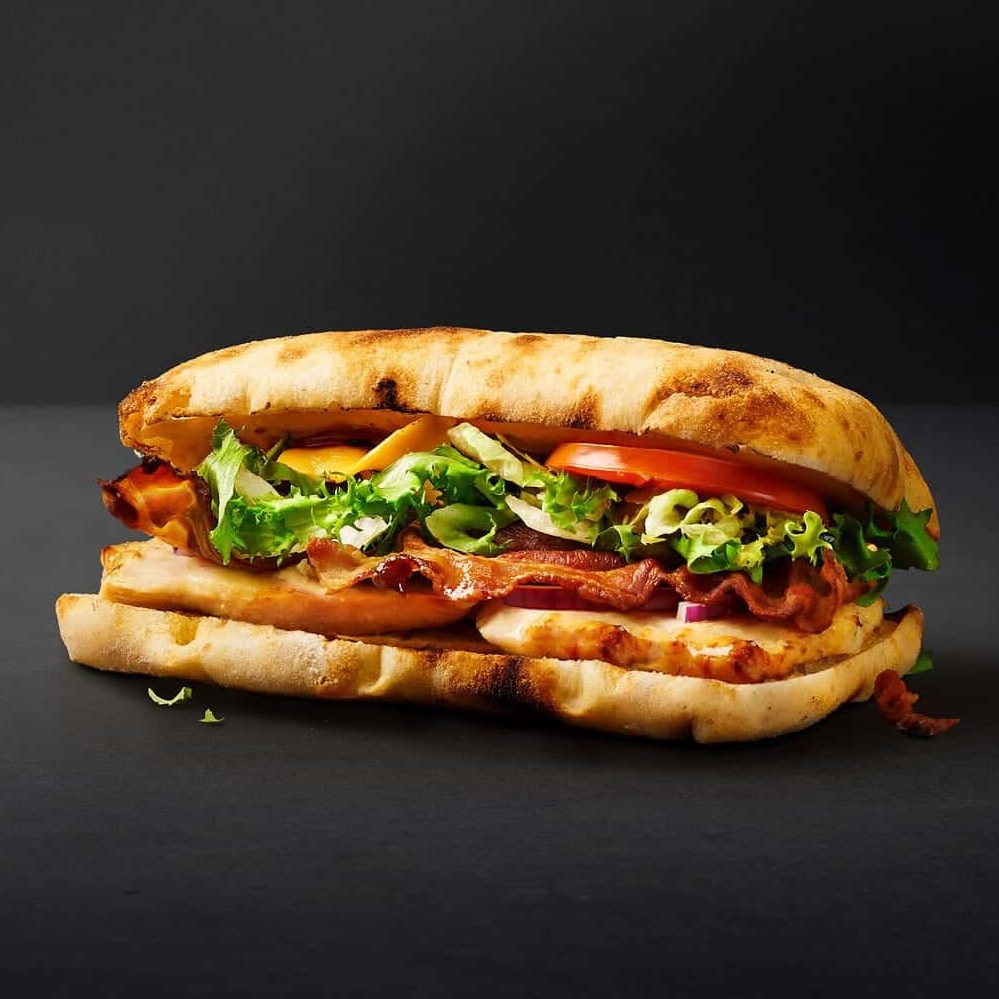 Lækker grilled sandwich med kylling og bacon